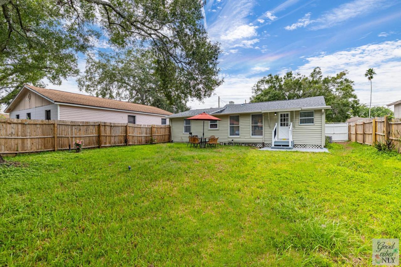 The Good Vibes Only Cottage Tampa Exterior photo