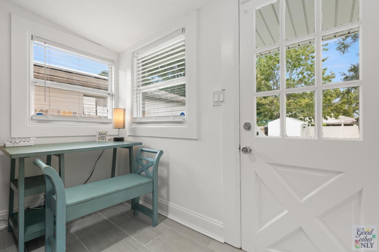 The Good Vibes Only Cottage Tampa Exterior photo